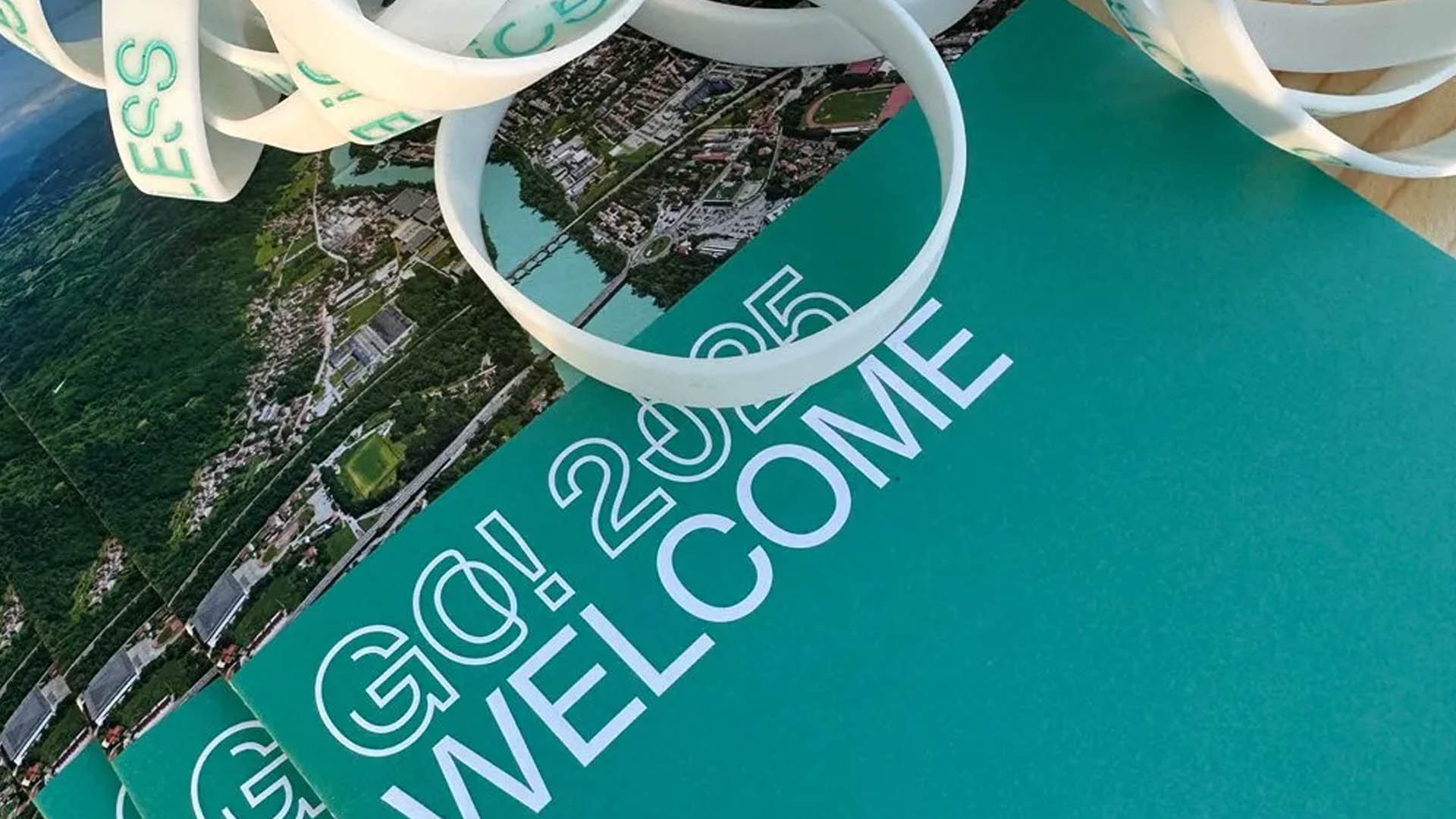Copertina servizio progetti internazionali -bracciali e brochure promozionali per GO! 2025
