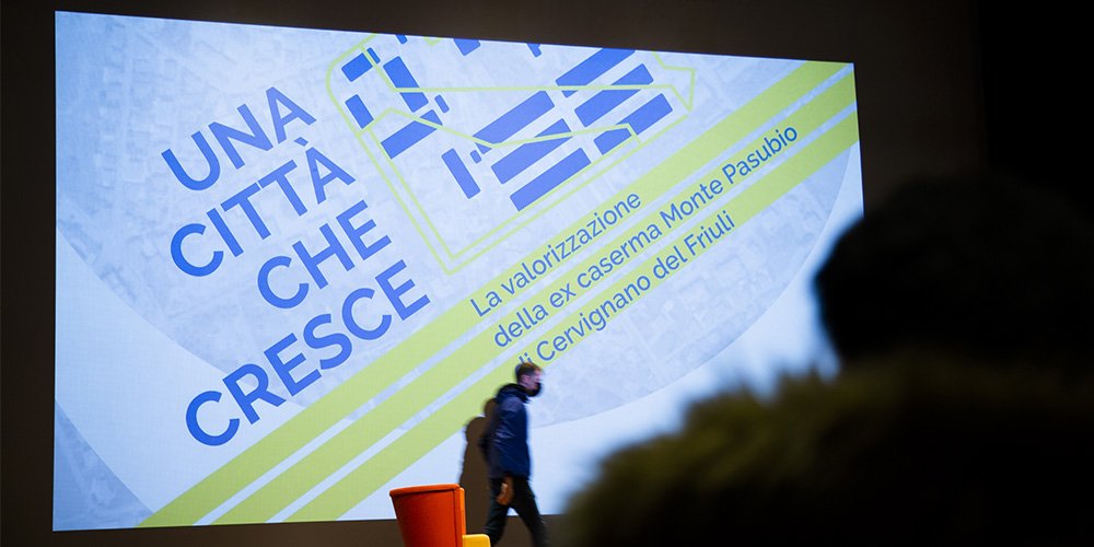 Creaa Progetti: Una città che cresce Vista del manifesto del progetto "Una città che cresce", dallo schermo proiettore del Teatro di Cervignano, luogo in cui si è tenuto l'evento.