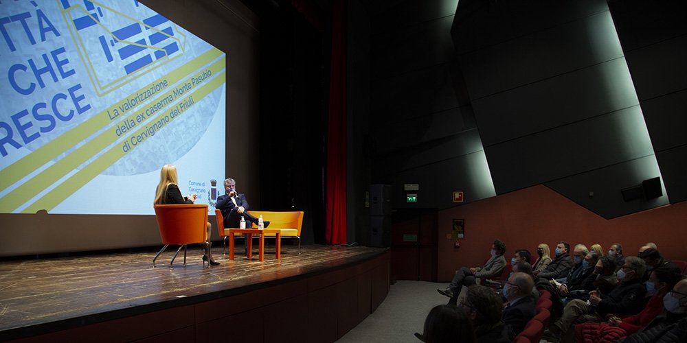 Creaa Progetti: Una città che cresce Due relatori sul palco del teatro Pasolini di Cervignano del Friuli all'evento "Una città che cresce".