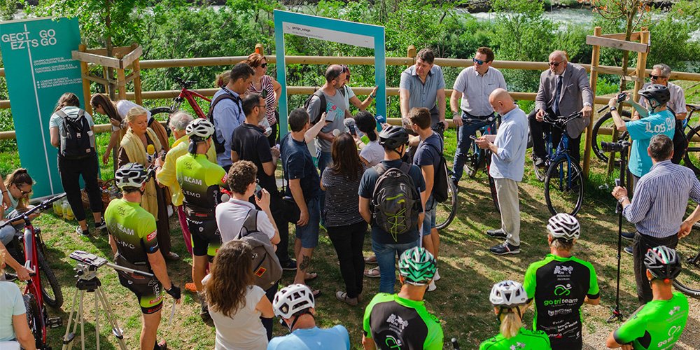 Creaa Progetti: GECT GO Gruppo di persone che hanno partecipato al giro in bici promosso dal Gect Go
