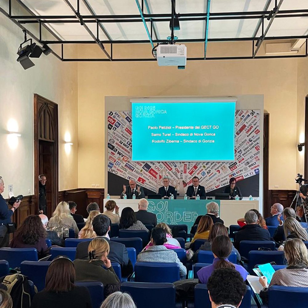 Conferenza stampa a Roma, 2025 Conferenza stampa a Roma, 2025 - platea ascolta una presentazione