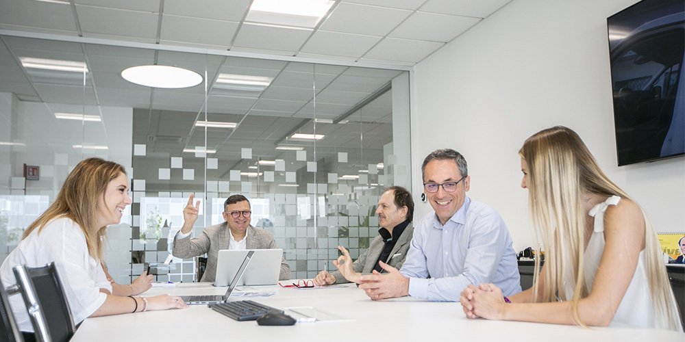 Creaa Progetti: MSG Meeting tra 5 persone nella sala riunioni della sede di MSG.