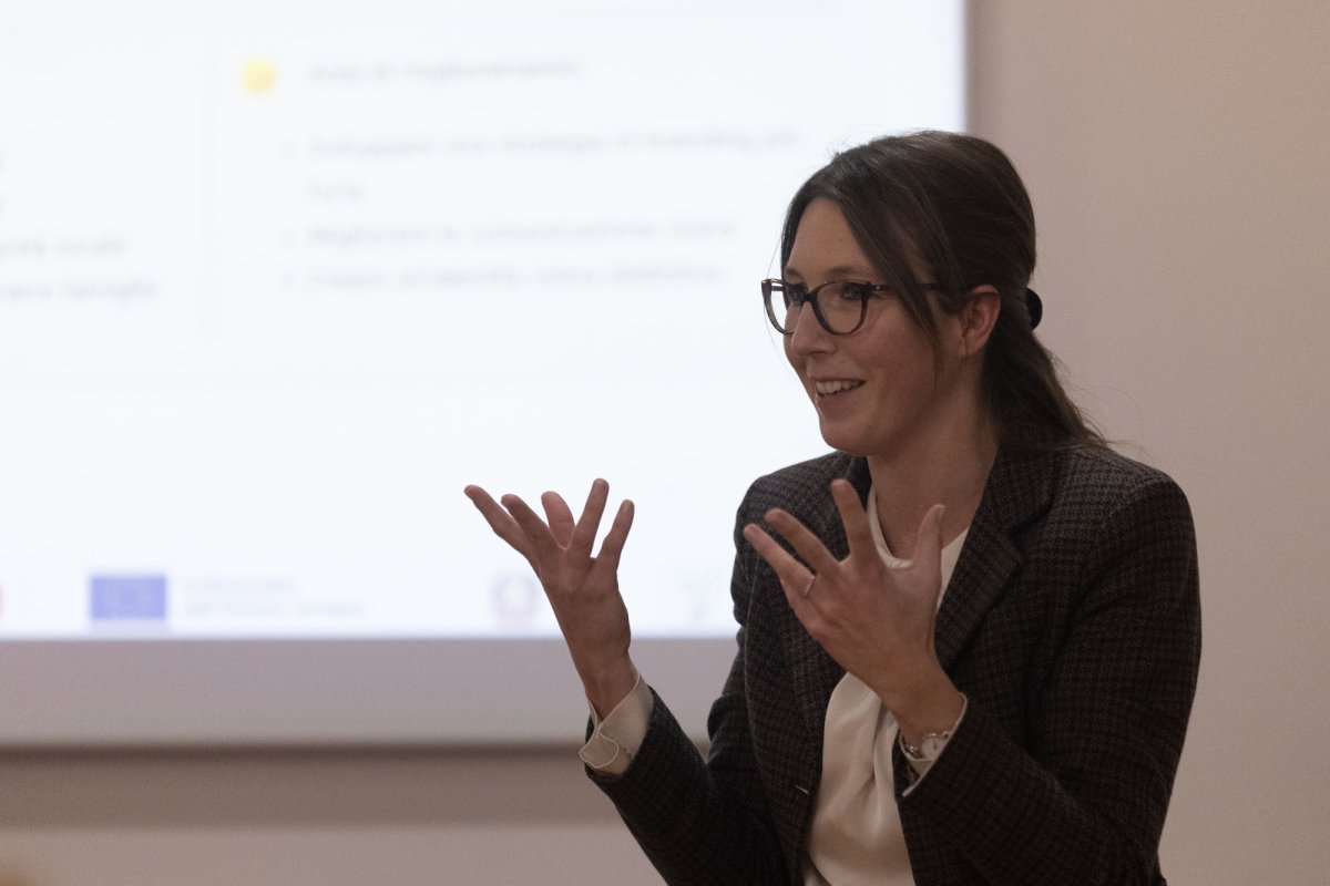 Federica Manaigo parla durante una presentazione