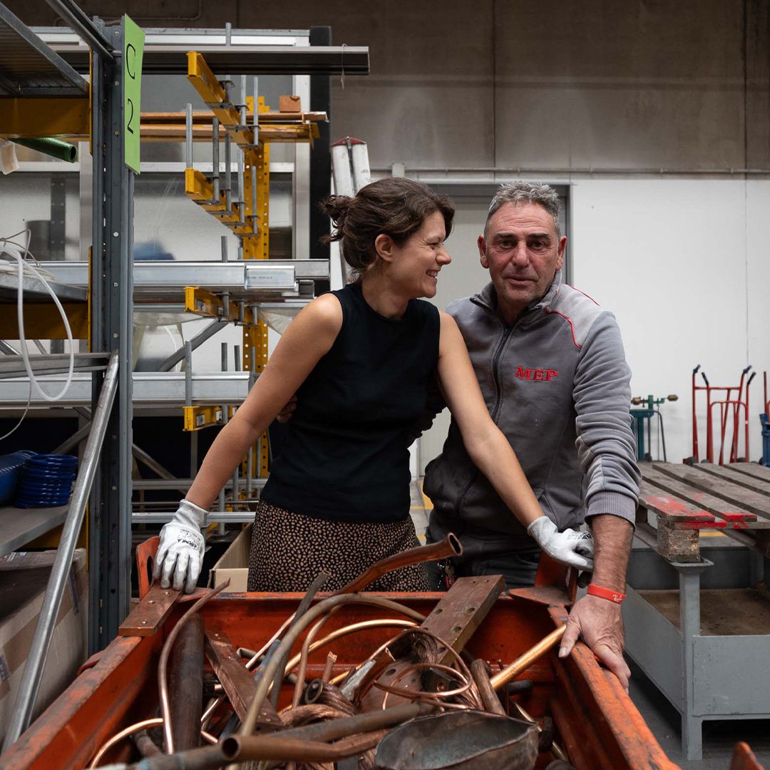 Giulia Iacolutti e un dipendente MEP L'artista Giulia Iacolutti e un dipendente MEP cercano materiali utili alla costruzione dell'opera Favilla, nell'ambito del progetto Unità Delta.
