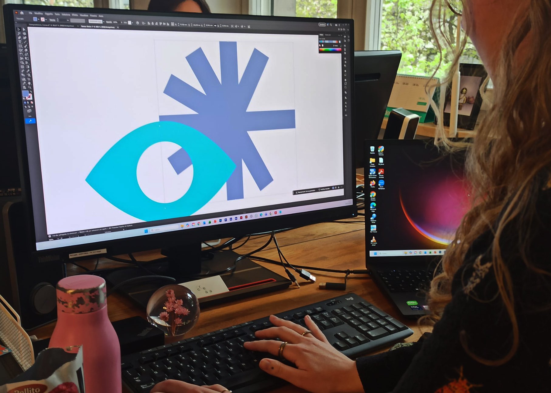 Persona che esegue della progettazione grafica su PC